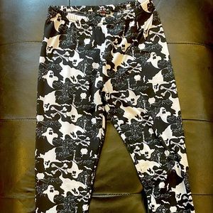 Super cute ghost Halloween leggings.